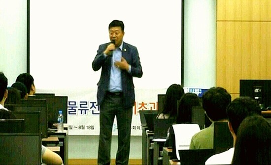 고양상공회의소가 청년일자리 창출을 위해 진행하는 2017항공해상물류전문가 기초교육 개강식에서 고양시의회 김영식 환경경제위원장이 격려사를 하고 있다(사진= 고양상공회의소)