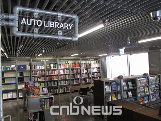 서울 강남구 도산사거리에 위치한 '현대모터스튜디오 서울' 2층에는 자동차 관련 서적 3500여권을 보유한 '오토 라이브러리'가 있다. (사진=선명규 기자)