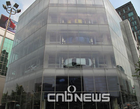 '카 로테이터'를 통해 다양한 각도에서 자동차를 전시하는 모습. (사진=선명규 기자)