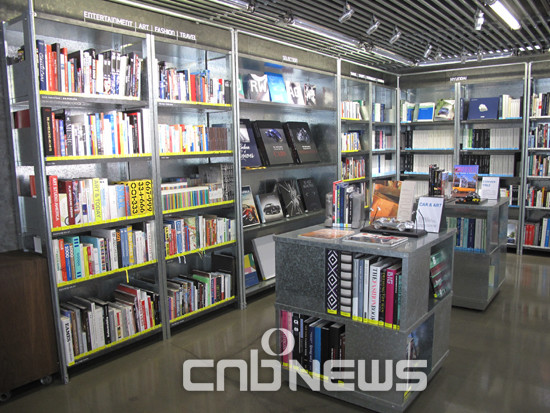 자동차 관련 서적이 주제별로 세분화 돼 꽂혀있다. (사진=선명규 기자)