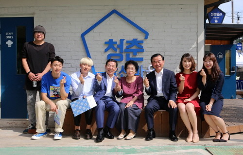 (왼쪽에서 네 번째부터)윤장현 광주시장, 이영희 노인회장, 현대차 박광식 부사장 등이 ‘청춘빌리지’ 앞에서 기념사진을 촬영하고 있다. (사진=현대자동차그룹)