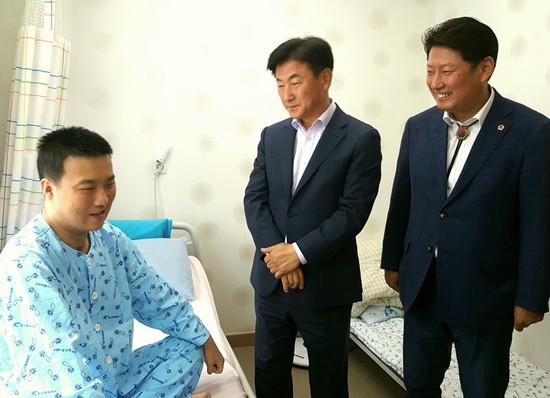 (우측부터)김동규 경기도의원, 김동근 경기도 행정2부지사가 파주소방서 소속 김현수 소방관이 입원해 있는 일산중심병원을 방문해 위로하고 있다(사진= 김진부 기자)