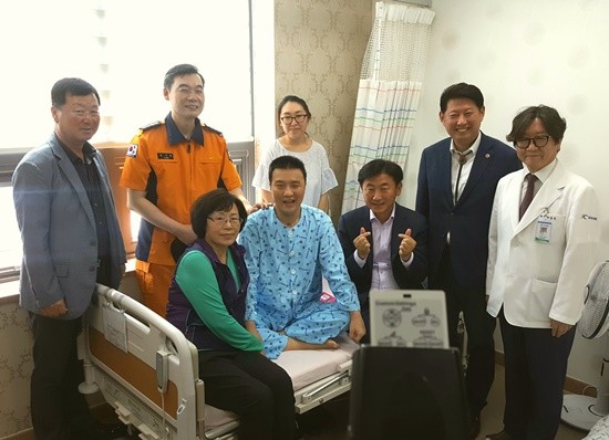 (좌측부터)김준태 파주시장 권한대행, 박기완 파주소방서장, 환자 어머니, 김현수 소방관, 아내, 김동근 경기도행정2부지사, 김동규 경기도의원, 이상운 일산중심병원장(사진= 김진부 기자)
