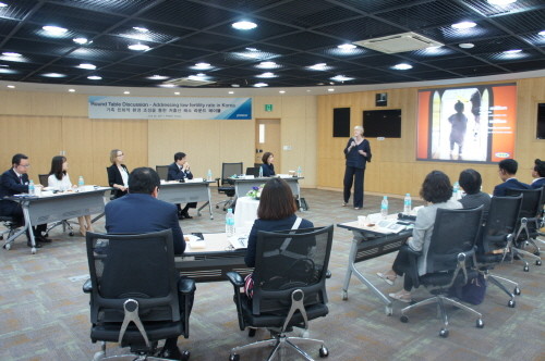 포스코가 22일 국내외 정부인사와 글로벌 기업 인사담당자를 초청해 저출산 문제 해결을 위한 라운드테이블 토론회를 열었다. 이케아 코리아의 루이즈 HR 매니저가 회사의 인사제도에 대해 발표하고 있다. (사진=포스코)