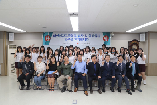 지난 1일 태안여고 학생과 인솔교사, 태안군 관계자 등 37명은 한전산업개발 서울 본사를 방문해 기업현황과 채용계획 등에 대해 들었다. (사진=한전산업개발)