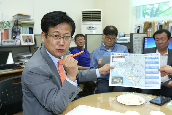 최성 고양시장이 시청 기자실에서 통일한국의 실리콘밸리 관련 브리핑을 하고 있다(사진= 김진부 기자)