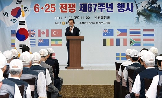 6.25전쟁 제67주년 기념행사에서 안병용 시장이 기념사를 하고 있다(사진= 의정부시)