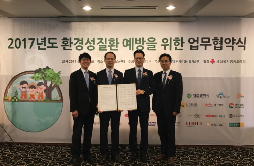 (왼쪽부터)이민호 환경부 환경정책실장, 남광희 환경산업기술원장, 목영철 KCC 이사.