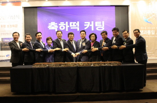 폴리뉴스는 창간 17주년을 맞아 28일 오전 서울 여의도 CCMM빌딩 12층 서울시티클럽 컨벤션홀에서 기념식을 개최했다. 이날 열린 기념식에서 (왼쪽부터) 박준영 국민의당 의원, 김경협 더불어민주당 의원, 윤관석 더불어민주당 의원, 전혜숙 더불어민주당 의원, 이용섭 일자리위원회 부위원장, 김능구 상생과통일포럼 상임위원장(폴리뉴스 대표), 정우택 상생과통일포럼 공동대표(자유한국당 의원), 박순자 자유한국당 의원, 김선동 자유한국당 의원, 소병훈 더불어민주당 의원, 김관영 국민의당 의원, 김병호 폴리뉴스 편집국장이 축하떡을 자르고 있다. (사진=폴리뉴스)