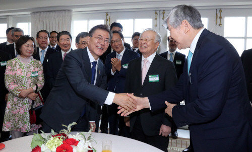 이번 한미정상회담 경제인단 구성에서 전경련이 별 다른 역할을 하지 못하자, 전경련 따돌림이 문재인 대통령의 사심이라는 지적도 나오고 있다. 문 대통령이 28일 미국 워싱턴 헤이 아담스 호텔에서 열린 경제인단 차담회에서 조양호 한진그룹 회장(오른쪽)과 악수를 하고 있다.(사진=연합뉴스)