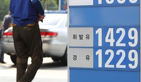 저유가로 유류 및 공산품 가격이 내려가면서 서민들의 실질구매력이 늘 것이란 전망이 나오고 있다. 서울시내 한 주유소 모습. (사진=연합뉴스)