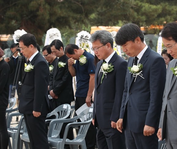 제18주기 씨랜드 화재희생 어린이 추모제에서 희생자에 대해 묵념하는 모습(사진=화성시)