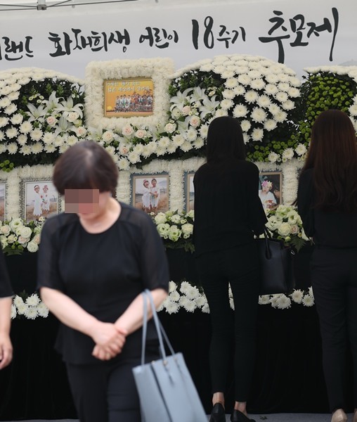 제18주기 씨랜드 화재희생 어린이 추모제에서 헌화와 분향하는 유가족들(사진=화성시)