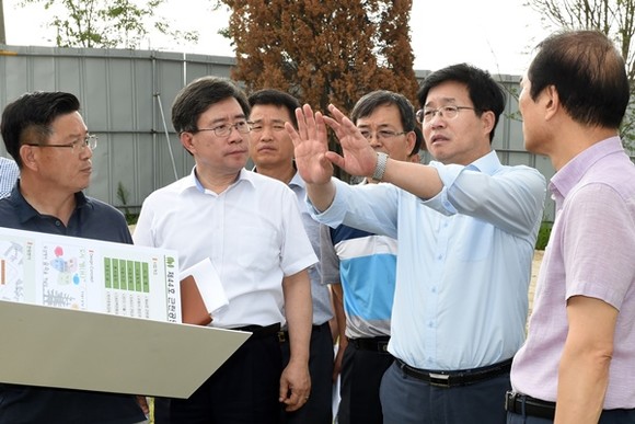 지난해 7월 평동자연재해위험개선지구를 점검하고 있는 염태영 수원시장(사진=수원시)