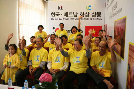 베트남 현지 가족들이 한국에 사는 가족들과 영상으로 서로의 안부를 확인하는 모습 (사진=KT)