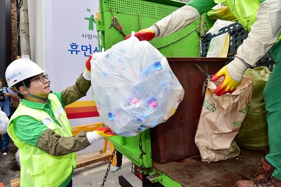 염태영 시장이 재활용쓰레기를 수거해 수거차량에 싣고 있다.(사진=수원시)