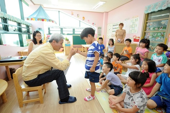교육도시 오산을 위해 교육여건 개선에 노력한 곽상욱 오산시장(사진=오산시)