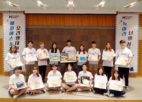 해피예스 단원들은 지난 6일 용인 써닝리더십센터에서 열린 오리엔테이션에서 본인들의 아이디어를 반영한 안전 손수레 모형을 제작해 보는 시간을 가졌다. (사진=현대제철)