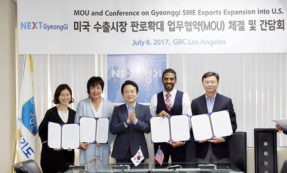 해외투자유치를 위해 미국을 방문 중인 남경필 경기도지사가 현지시각 6일 오후 미국 LA GBC를 방문해 미국 수출시장 판로확대 업무협약(MOU) 체결에 임석하고 있다.(왼쪽부터 김은아 경기도주식회사 대표이사, 황해연 URI Global CEO, 남경필 경기도지사, 솔로몬 브라운 Sell-Able CEO, 김덕수 GBC LA 소장) (사진=경기도)