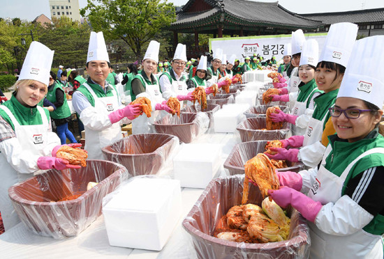 지난 4월 서울 남산 한옥마을에서 열린 ‘2017 종가집 봄김장 나눔’ 행사 모습 (사진=대상)
