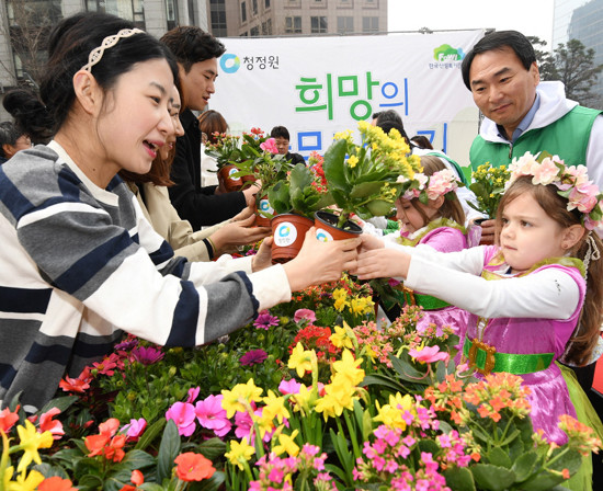지난 3월 서울 청계광장에서 1만 그루의 묘목을 시민들에게 무료로 나눠주는 모습 (사진=대상)