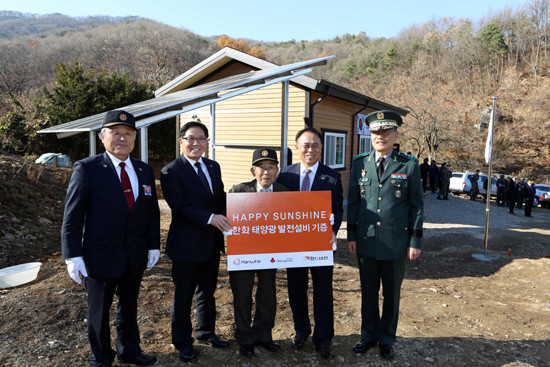 한화그룹은 지난해 11월, 충북 진천군 광혜원면 구암리에서 진행된 나라사랑보금자리 준공식에서 6.25참전유공자 남상길씨 주택에 태양광 발전설비를 기증했다. 오른쪽부터 박신원 37사단장, 김왕경 한화 전무, 남상길 참전유공자 (한화 제공)