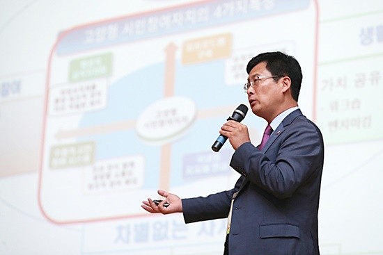 최성 고양시장이 킨텍스에서 600여명의 청중들이 모인 가운데 미국 연방제 수준의 '지방분권형 개헌촉구 선언'을 발표하고 있다(사진= 고양시)