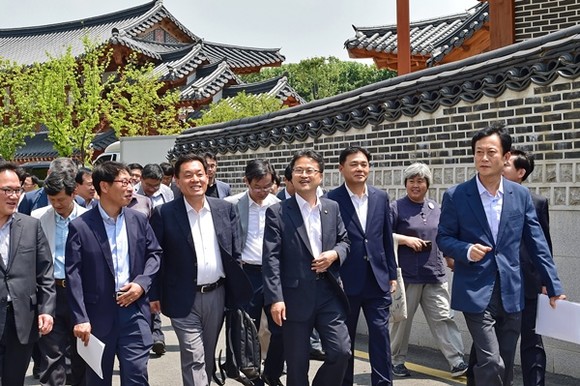 지난 6월 ‘도시재생뉴딜사업’ 정책 구상을 위해 행궁동을 방문한 국정기획자문위원회 위원들(사진=수원시)