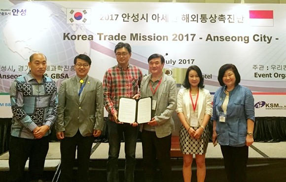 지난 10일부터 15일까지 진행된 ‘안성시 해외통상촉진단’에서 (왼쪽에서 3번째부터)인도네시아 H사 바이어와 ㈜피코스텍 김형진 대표가 현지 홈쇼핑 런칭 관련 MOU를 체결한 뒤 협약문을 들고 기념촬영을 하고 있다.(사진=경기경제과학원)