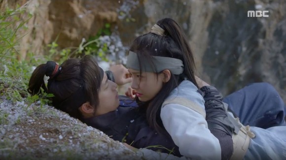 임시완(왕원 분)이 절벽에 매달린 임윤아(은산 분)을 끌어올리던 반동으로 임윤아를 끌어안고 있다.(사진 = MBC 캡처)