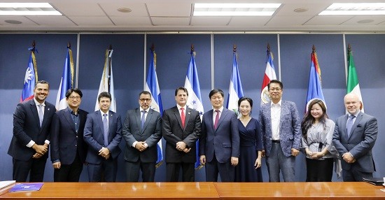 (왼쪽 끝에서 4번째부터) 알베르토 코르테스 라모스 CABEI BOD 이사, CABEI 알레한드로 로드리게스 사모라 부총재, KT 글로벌사업추진실장 임태성 전무, KT 글로벌사업추진실 신소희 상무 외 참석자들이 기념사진을 찍는 모습 (사진=KT)