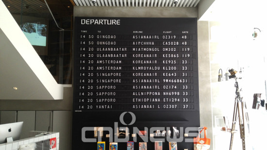 입구에 위치한 공항 전광판은 실제 여행을 떠나는 듯한 기분을 고조시킨다. (사진=선명규 기자)