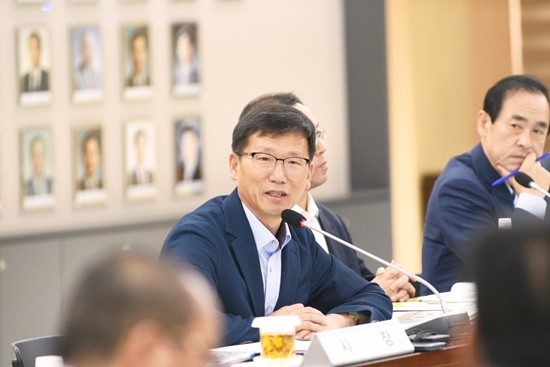 유영록 김포시장이 민선6기 3주년을 맞아 언론인 간담회에서 시정브리핑을 하고 있다(사진= 김포시)