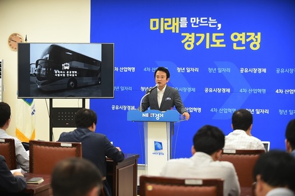 남경필 경기도지사가 26일 오전 경기도청 북부청사 제2회의실에서 언론 브리핑을 갖고 청소년 마을버스 요금 인하, 버스 준공영제 등 형후 경기도 버스정책에 대해 설명하고 있다.(사진=경기도)
