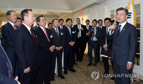 지난 6월 28일(현지시각) 문재인 대통령이 미국 워싱턴 헤이 아담스 호텔에서 열린 우리 참여 경제인과의 차담회에서 허창수 GS회장(왼쪽부터), 박용만 대한상공회의소 회장 등 경제인들과 얘기를 나누고 있다. (사진=연합뉴스)