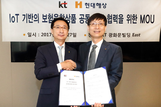 조용일 현대해상 기업보험부문장(왼쪽)과 김형욱 KT 플랫폼사업기획실장이 MOU 체결식 이후 기념사진을 찍는 모습 (사진=KT)