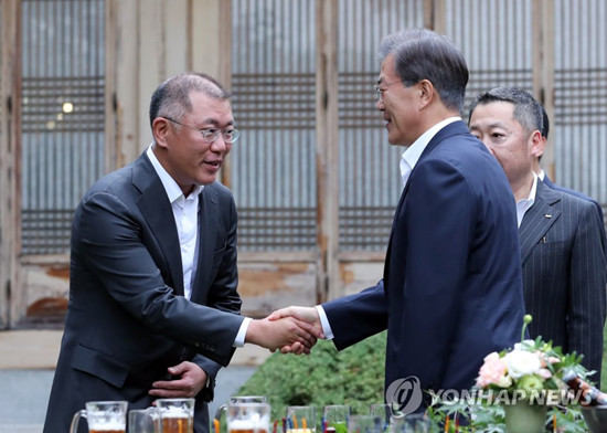 문재인 대통령이 27일 오후 청와대 상춘재에서 열린 주요 기업인과의 호프미팅에서 정의선 현대자동차 부회장과 악수하고 있다. (사진=연합뉴스)