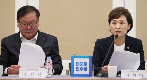 김현미 국토교통부 장관이 28일 오전 국회에서 열린'사업용 차량 졸음운전 방지대책' 당정협의에서 발언을 하고 있다. 왼쪽은 더불어민주당 김태년 정책위의장. 사진 = 연합뉴스