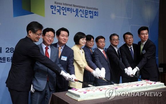 28일 오전 한국프레스센터에서 열린 인터넷신문의 날 기념식에서 (왼쪽부터) 이의춘 인신협 부회장, 이철우 자유한국당 최고위원, 최정식 인신협 i-어워드 위원장, 이정미 정의당 대표, 이근영 인신협 회장, 신상진 국회 미방위원장, 나종민 문체부 차관, 윤영찬 청와대 국민소통수석, 김상규 인신협 부회장이 축하 케이크를 자르고 있다. (사진=연합뉴스)