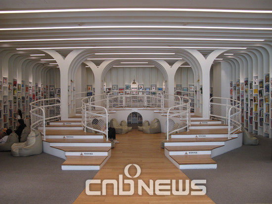 미술관 2층에는 그림책 6000여권을 보유한 ‘열린서재’가 있다. (사진=선명규 기자)