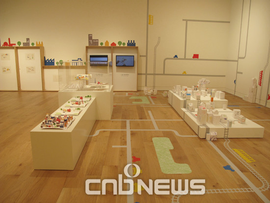 오는 11월 19일까지 프랑스 팝업북 아티스트인 아누크부아로베르와 루이리고의 원화 작품 130여점이 ‘봉주르 팝업’ 전시를 통해 공개된다. (사진=선명규 기자)