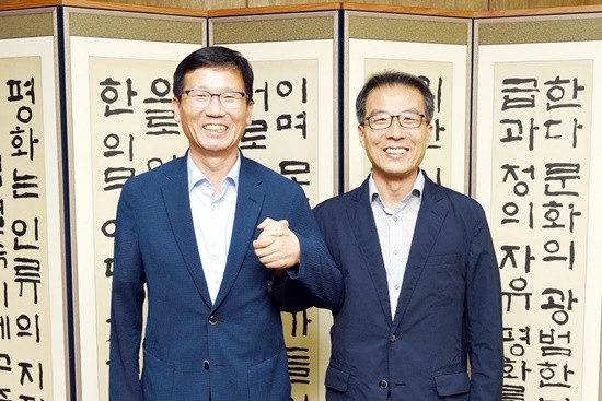 유영록 김포시장(좌측)이 김광호 유네스코 사무총장과 면담 후 기념촬영하고 있다. 유시장은 이 자리에서 한강하구의 남북한 학자 공동조사를 제의했다(사진= 김포시)