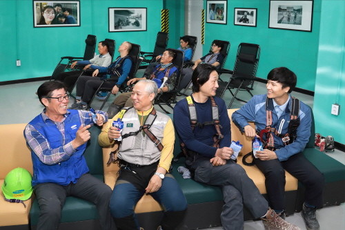 개포2 현장 근로자들이 쿨 라운지에서 담소와 휴식을 즐기고 있다. (사진=삼성물산)