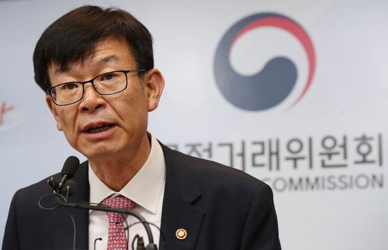 자산규모 10조원 이상 대기업집단에게 해당되던 일감몰아주기 규제가 5조원 이상으로 확대되면서 한국타이어 오너일가가 지분 100%를 소유한 신양관광개발이 공정위의 칼날을 피하기 힘들게 됐다. 지난달 18일 정부세종청사 공정거래위원회에서 김상조 위원장이 불공정 행위 근절 대책을 발표하고 있다. (사진=연합뉴스)