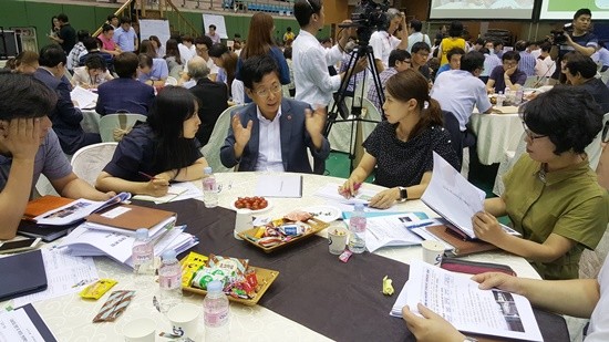 최성 고양시장이 고양시 100만 도시 3주년 기념 미래비전 대토론회세서 각 분임조를 돌며 토론 결과를 논의하고 있다(사진= 김진부 기자)