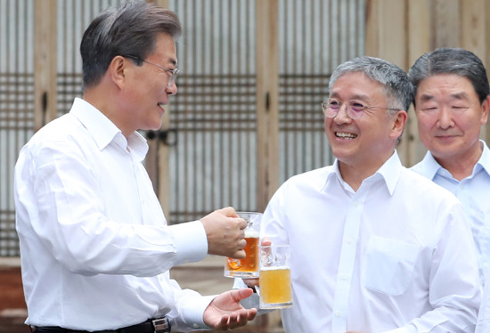 전 직원 정규직 채용, 10년간 가격 동결, 증여세 완납 등으로 인해 대표적인 착한기업으로 부상한 오뚜기는 매출증가과 주가상승의 효과를 톡톡히 보고 있다. 지난달 27일 열린 문재인 대통령과 주요 기업인 호프미팅에서 문 대통령과 함영준 오뚜기 회장(오른쪽)이 담소를 나누고 있다. (사진=연합뉴스)