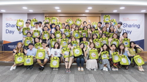 미래에셋 해외 교환장학생들이 희망가방을 들고 단체사진을 찍고 있다. (사진=미래에셋박현주재단)