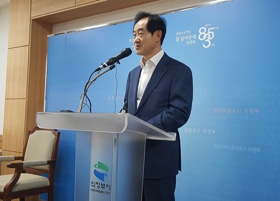 안병용 의정부시장이 7일 안중근 의사 동상이 지난 5월 11일 중국의 보안상의 이유로 비밀리에 의정부에 반입됐다고 밝히고 있다(사진= 김진부 기자)