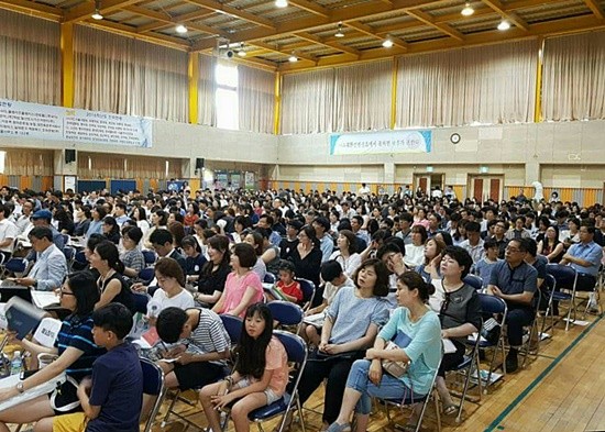 고양교육발전 대토론회에 참석한 학부모 등 시민들이 강당을 가득 메우고 있다(사진= 김진부 기자)