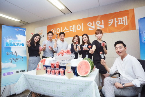 한화건설 직원들이 아이스데이 일일카페에서 수박과 아이스크림을 나누며 기념사진을 촬영하고 있다. (사진=한화건설)